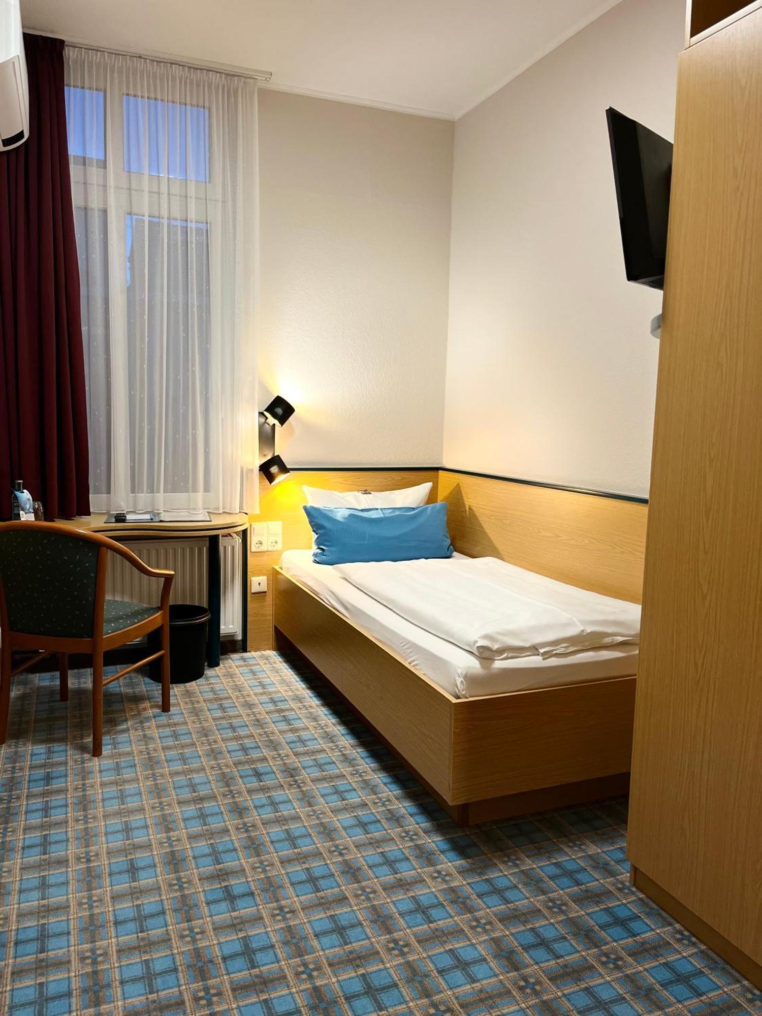 Hotel Schwarzer Adler Jever Exteriör bild