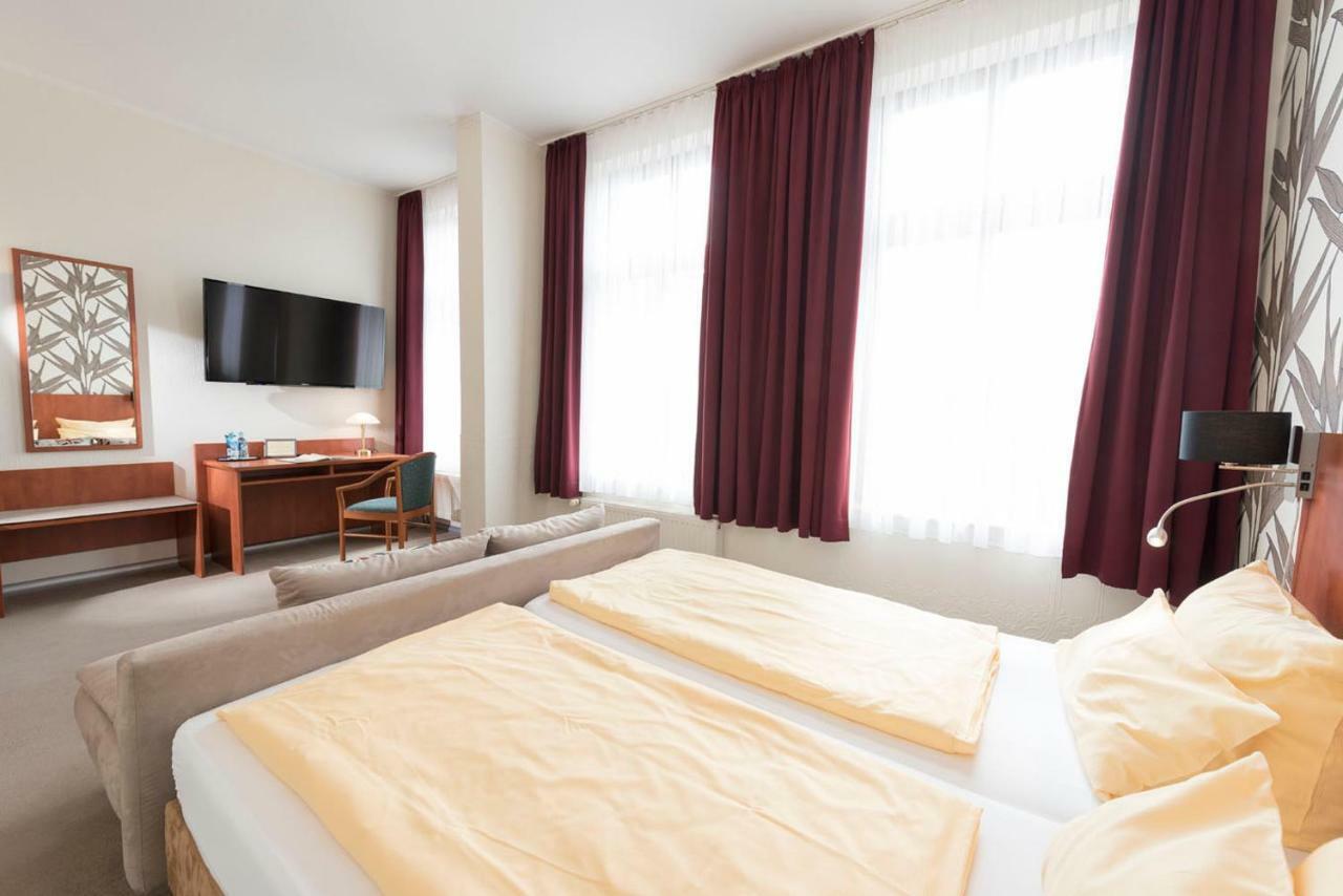 Hotel Schwarzer Adler Jever Exteriör bild